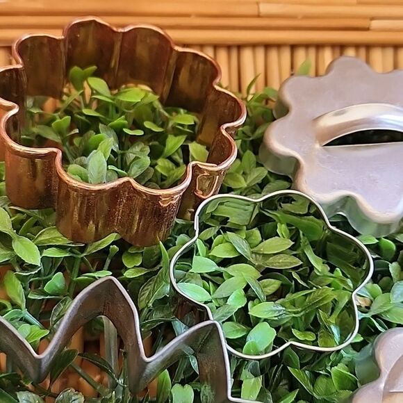 Set Of 14 Vintage To Modern Daisy/Flower Metal Cookie Cutters - Picture 6 of 9